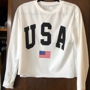 Cropped USA sweatshirt.